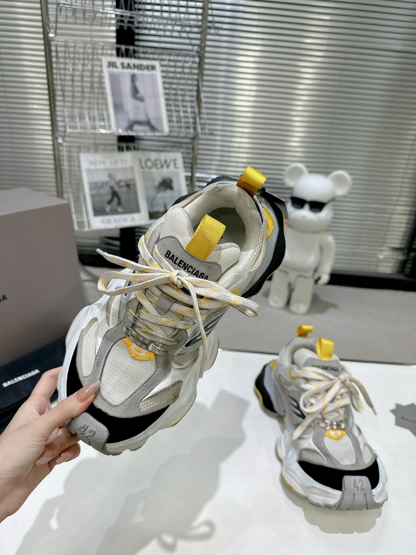👟👟Ex-factory price 900👟👟 Balenciaga SUMMER 24 Cargo Sneaker Global Limited Edition (JDL) top version super hot! The ultimate secret of 6XL. With the release of Balenciaga's summer 24 series, the 6XL sneakers worn by Liu Haoran on the show once again became a fashion talking point. As soon as the show ended, many bloggers posted reviews of these shoes and comparisons with the 3XL. Looking closely at the whole shoe, there is a larger variant of the "B" logo and a smaller bright yellow as embellishment. The upper material is still normal leather + mesh. All pairs of original materials. Number of yards: 35-45 yards.